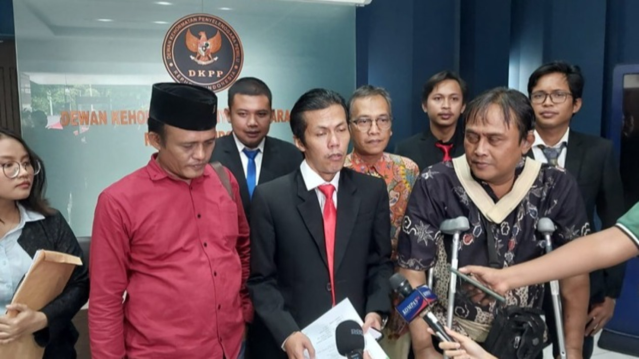 Semua Komisioner KPU RI Dilaporkan Aktivis 98 ke DKPP, Diduga Langgar Kode Etik
            - galeri foto