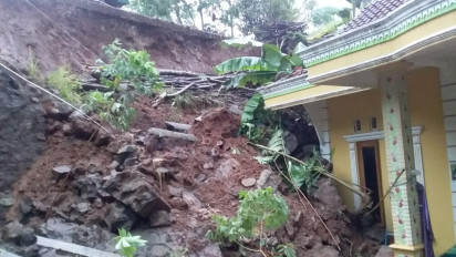 Hujan Deras Semalaman, Satu Rumah Tertimpa Tanah Longsor