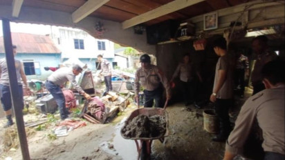 Pascabanjir Bandang Terjang 2 Desa di Humbahas, Polisi Dikerahkan Bersihkan Lumpur di Rumah Warga