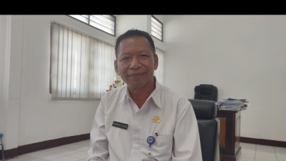 Belajar di Bawah Kelas yang Diguyur Hujan , Dinas Pendidikan Sikka Siap Bangun Tiga Ruangan Baru