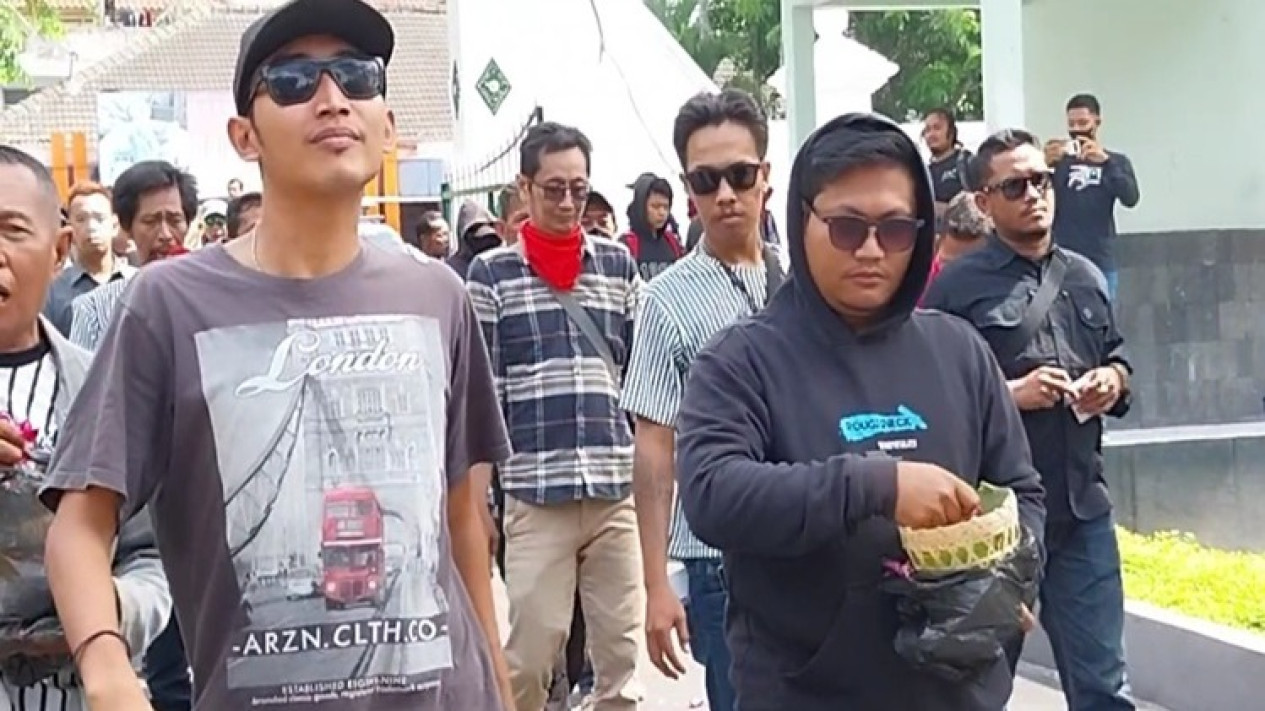 Ratusan Massa Tabur Bunga di Balaikota Yogya, Tolak Pencopotan Rontek Ganjar Pranowo
            - galeri foto
