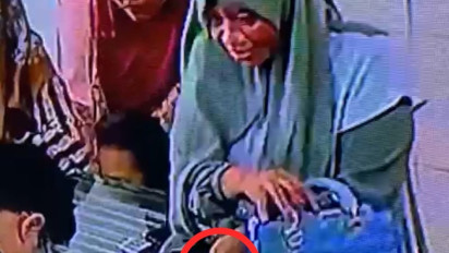 Modus Pura-pura Beli, Seorang Emak di Pamekasan Curi Gelang Terekam CCTV