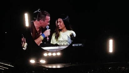 Sebelum Tinggalkan Jakarta, Vokalis Coldplay Chris Martin Cium Tanah Indonesia di Bandara Halim