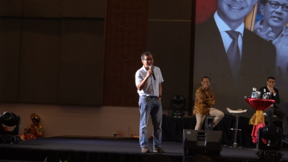 Rocky Pantun Tunggu Anies di Depan Ganjar Saat Sarasehan Nasional 2023 di Makassar