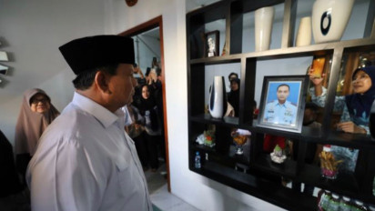 Janji Menhan Prabowo ke Anak Penerbang Tucano yang Gugur: Kalau Ada Apa-apa Cari Saya, Mereka Tanggung Jawab Saya