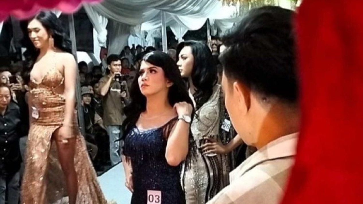 Waduh, Ada Kontes Waria di Makassar
            - galeri foto