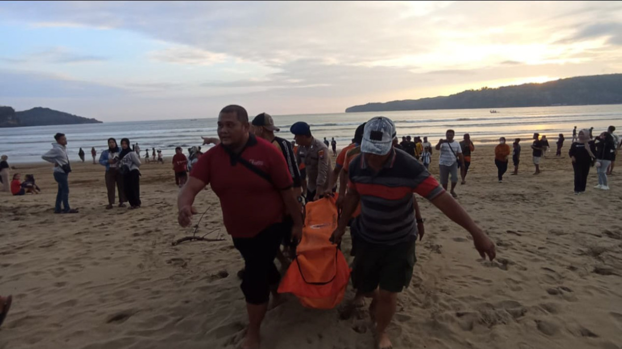 3 Wisatawan Tenggelam Terseret Arus Pantai di Pacitan. 1 Tewas 2 Selamat
            - galeri foto