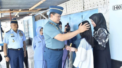 Panglima TNI Yudo Margono Temui Keluarga Korban Pesawat Jatuh