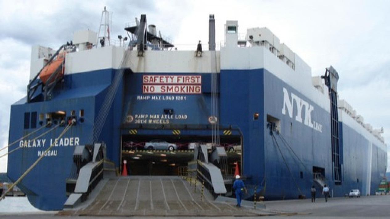 Militer Houthi Yaman Bajak Kapal Kargo Milik Orang Terkaya Israel di Laut Merah
            - galeri foto