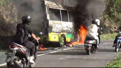 Elf Rombongan Wisata Telaga Sarangan dari Ponorogo, Terbakar