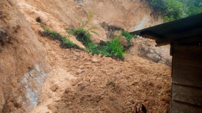 Diguyur Hujan Deras, Rumah Warga di Tapteng Rusak Parah Dihantam Tanah Longsor