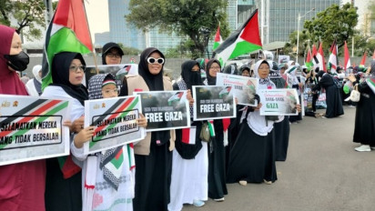 Kedubes AS Dikepung Massa Aksi Perempuan Bela Palestina