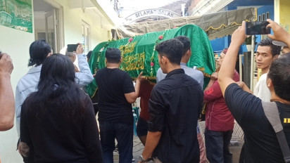 Isak Tangis Keluarga Pecah saat Jenazah Korban Laka Kereta Api Probowangi di Lumajang Tiba di Surabaya