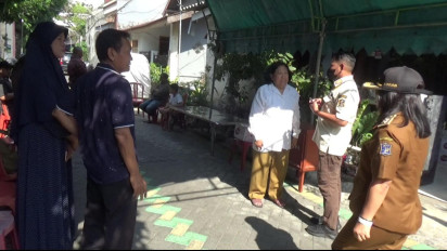 Laka Maut Kereta Api Probowangi vs Elf di Lumajang, Keluarga Korban di Surabaya Tunggu Kedatangan Jenasah