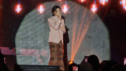 Siap Dihaluin Fans Indonesia, Gulf Kanawut Kenakan Beskap Hingga Doyan Nasi Tumpeng