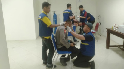 Anggota Polisi Terkapar Dilempari Batu Suporter Ultras Mania Usai Pertandingan Gresik United Vs Deltras FC Sidoarjo