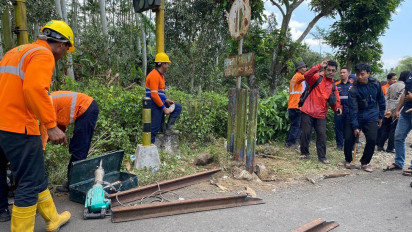 Persempit Jalan Perlintasan Kereta Api Tanpa Palang Pintu di Desa Randupakis Lumajang, KAI Daop 9 Pasang Patok Besi