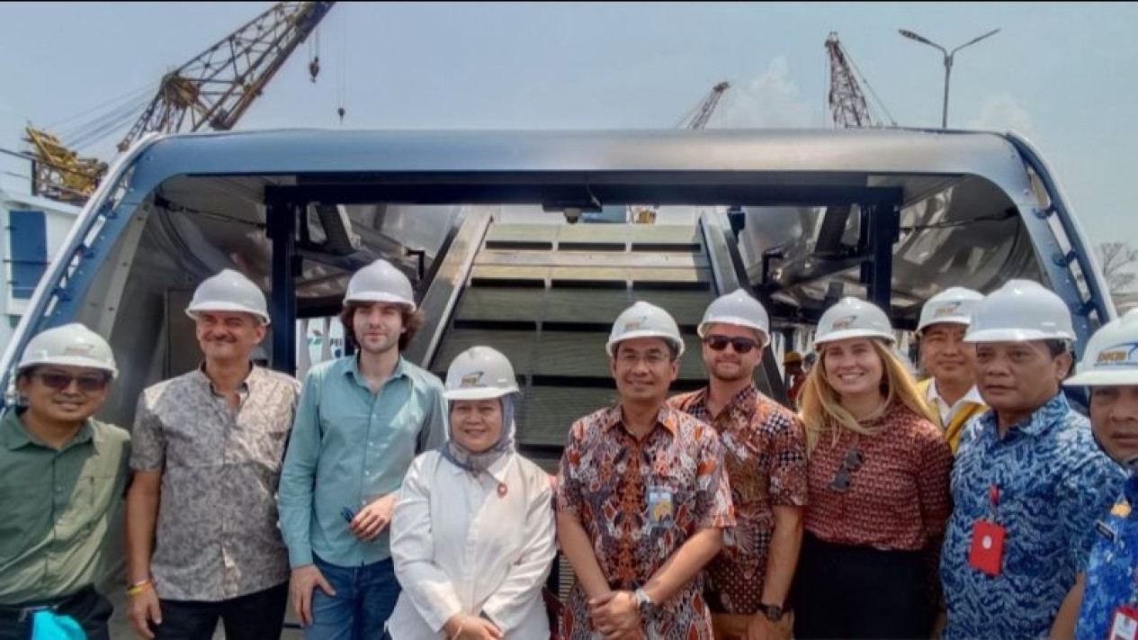 Coldplay Hibahkan Kapal Penyedot Sampah Neon Moon II Senilai Rp12 miliar ke Pemkab Tangerang
            - galeri foto