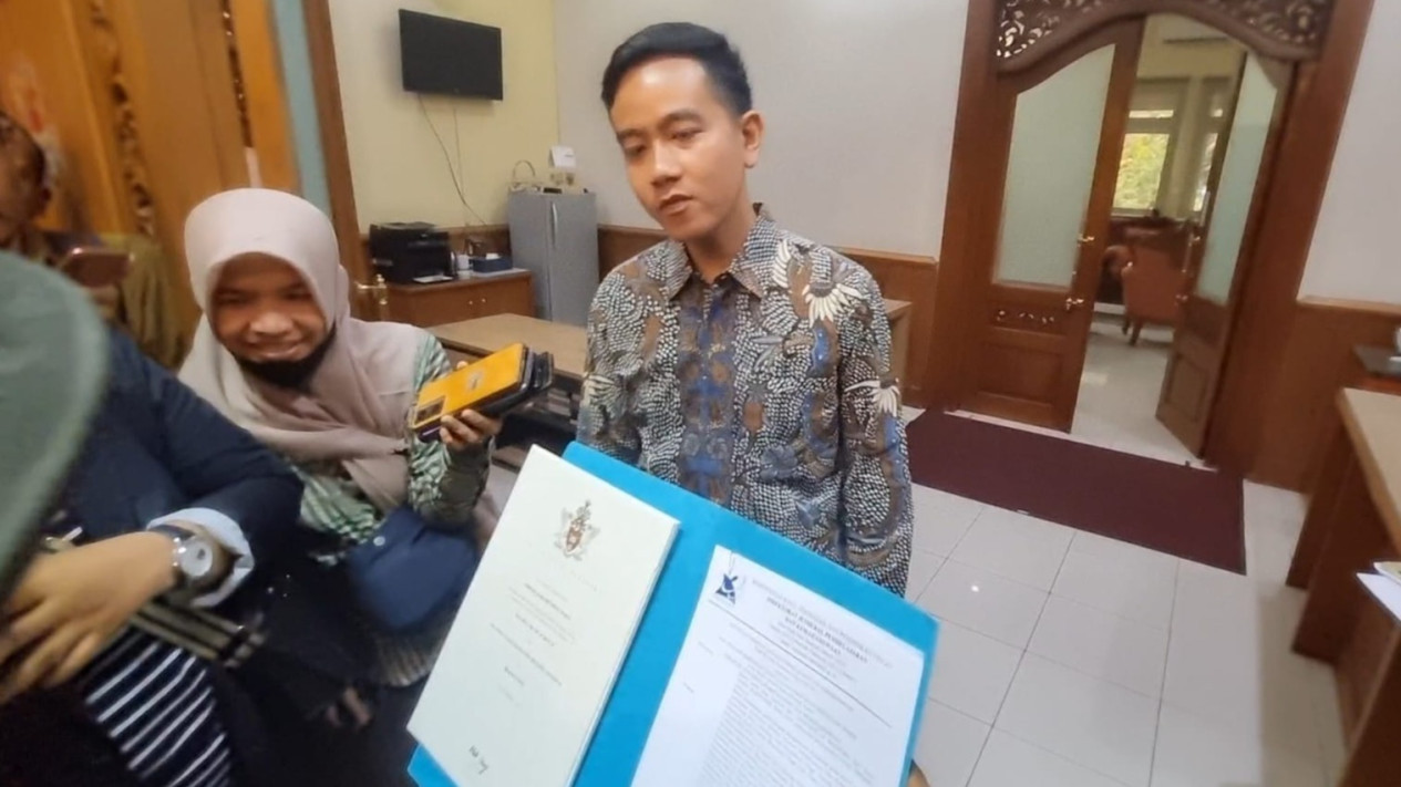 Bawa Ijazah Kuliah S1 Asli ke Balaikota Solo, Gibran: Biar Cepet Selesai
            - galeri foto