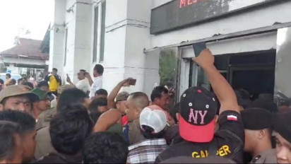 Tuntut Hentikan Proyek Pengairan, Warga Dari Tiga Desa di Kecamatan Barusjahe Kepung Kantor DPRD Karo