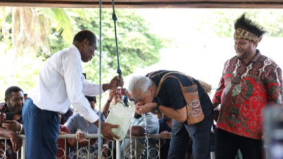 Ganjar Menginjakkan Kaki di Pulau Mansiman, Basuh Muka dan Minum Air Dari Sumur Tua