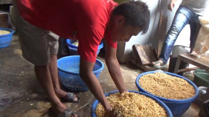 Harga Kedelai Tembus Rp.13 Ribu Per Kilogram, Perajin Tempe di Tegal Naikkan Harga