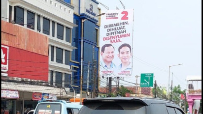 Baliho 'Disenyumin Aja' Prabowo-Gibran Tersebar di Jabodetabek