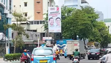 Baliho Diremehin, Dihujat, Difitnah, Disenyumin Aja bergergambar Prabowo Subianto-Gibran Rakabuming Raka bertebaran di sekitaran Jabodetabek.