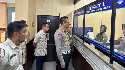 Pastikan Pelayanan Berlangsung Baik, Dirlantas Polda Sulsel Sidak di Kantor Samsat Makassar