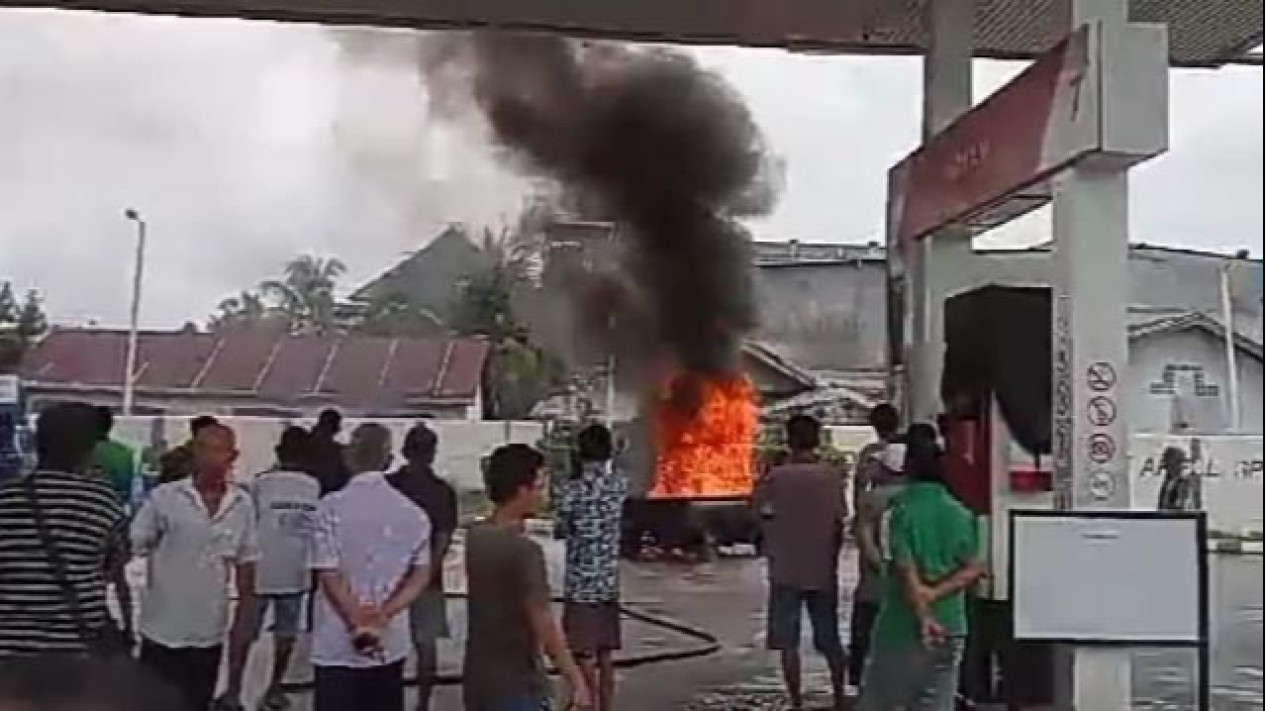 Sedang Antre BBM di SPBU, Mobil di Bengkulu Terbakar
            - galeri foto