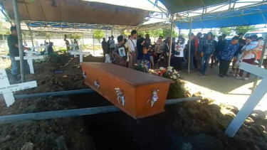 Suasana Haru dan Isak Tangis Warnai Pemberkatan Doa dan Pemakaman Korban Laka Minibus Elf di Lumajang