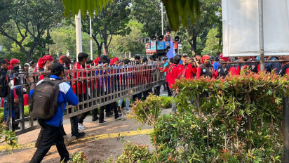 Detik-detik Pagar Balai Kota DKI Roboh Usai Didorong Massa Buruh yang Demo soal UMP