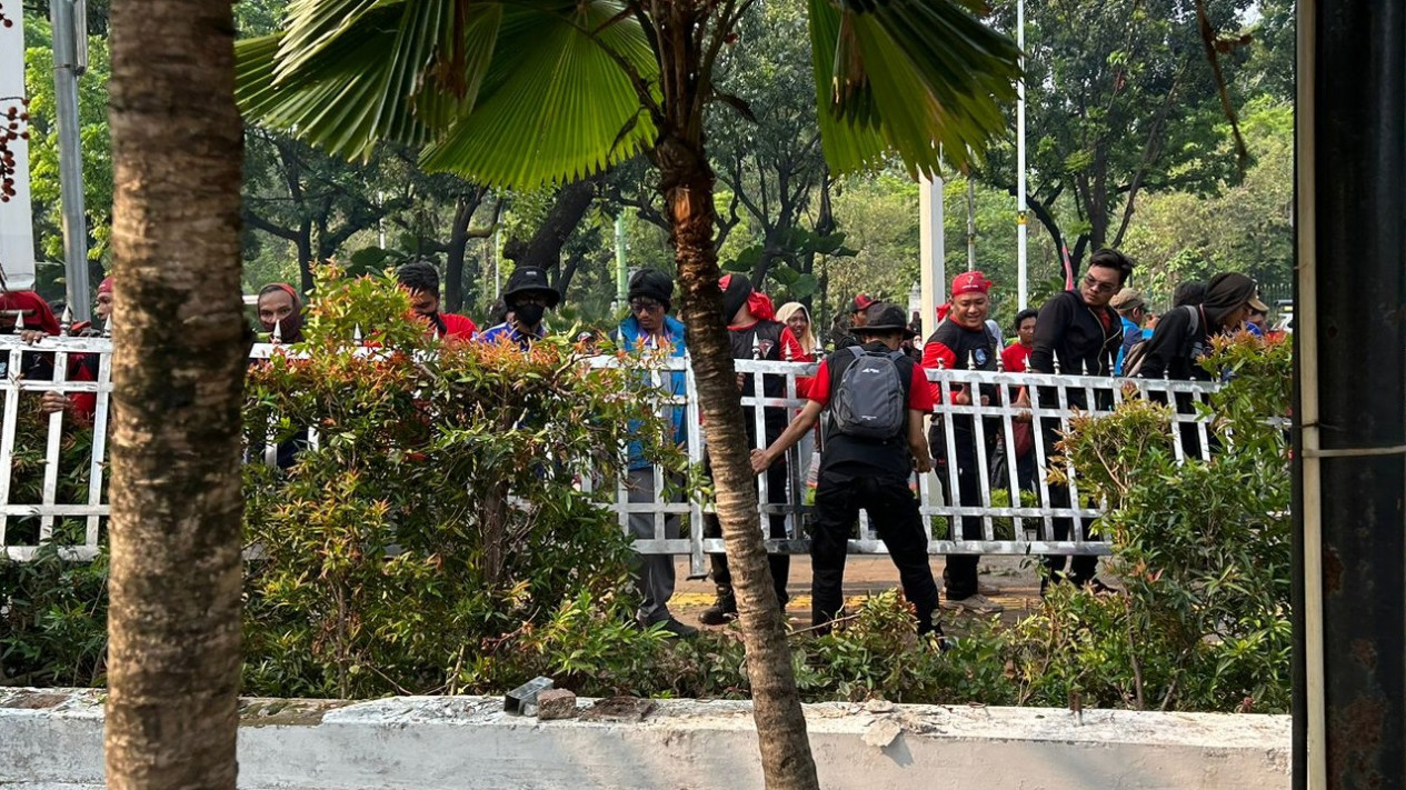 Buruh Robohkan Pagar Balaikota Tuntut Kenaikan UMP, Sekda DKI Jakarta Menyayangkan: Mestinya Kedepankan Komunikasi
            - galeri foto