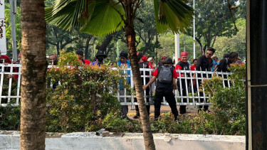Buruh Robohkan Pagar Balaikota Tuntut Kenaikan UMP, Sekda DKI Jakarta Menyayangkan: Mestinya Kedepankan Komunikasi