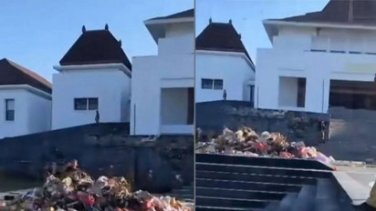 20 Ton Sampah Dibuang di Kantor Bupati SBB, Karena Tak Bayar Gaji Petugas Kebersihan Selama 3 Bulan