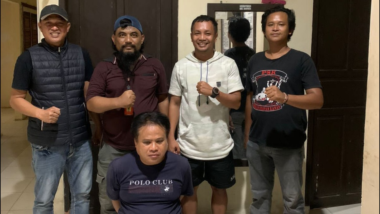 Penjual Bakso yang Diduga Pelaku Sodomi Puluhan Bocah di Mamuju, Ditangkap Polisi
            - galeri foto