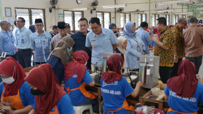 Jelang Akhir Tahun, Ribuan Pekerja Pabrik Rokok di Sleman Terima BLT