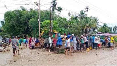Material Banjir Bandang Tak Kunjung  Dibersihkan, Warga Blokir Jalan Nasional