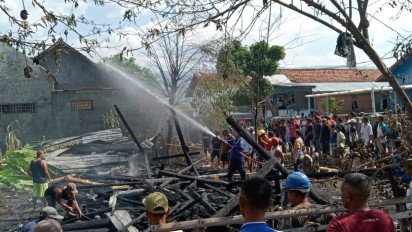 Diduga Akibat Arus Pendek Listrik 3 Unit Rumah di Alas Ludes Terbakar