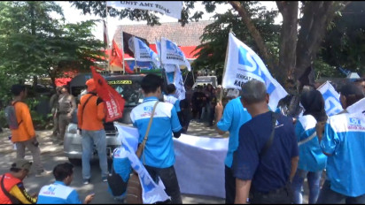 Orasi di Kantor Disperinaker Kabupaten Tegal, Buruh Singgung Masalah Stunting Akibat Upah Rendah