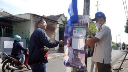 Bawaslu Turunkan Ratusan Atribut Kampanye yang Terpasang di Ruas Jalan di Solo