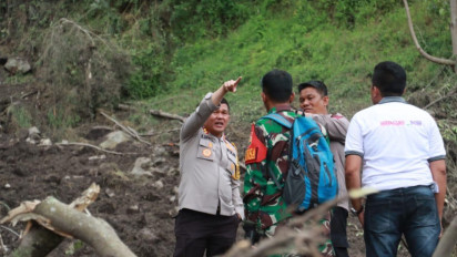 Cuaca Ekstrem, Longsor Menutup Jalur Lintasan Penghubung Kecamatan di Simalungun