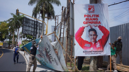 Satpol PP Tertibkan Ribuan Baliho Partai dan Caleg Liar di Lumajang 