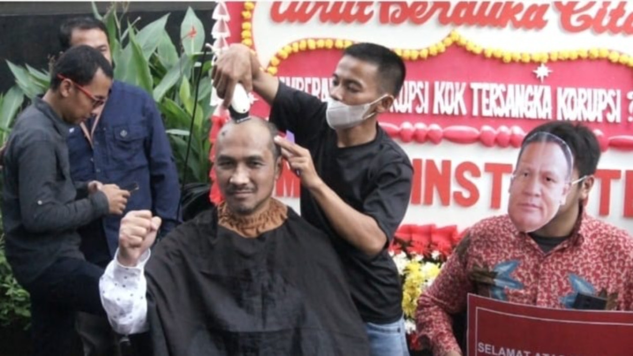 Novel Baswedan hingga Abraham Samad Cukur Rambut hingga Gundul Atas Penetapan Tersangka Ketua KPK Firli Bahuri
            - galeri foto