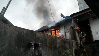 Lagi Memasak Nasi dan Ditinggal Salat Jumat, Dua Rumah Semi Permanen Hangus Terbakar