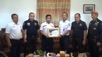 Viral Selamatkan Aksi Bunuh Diri, Petugas Jalan Lintas Gigih Atmaja Terima Penghargaan dari PT KAI
