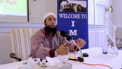 Shalat kok Menghadap Tembok Kamar Mandi, Memangnya Boleh? Kata Ustaz Khalid Basalamah Itu Hukumnya...