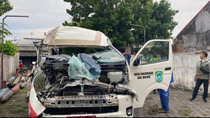 Ambulans RSUD Kepanjen Tabrak Truk Muatan Tabung Oksigen di Pakisaji Malang