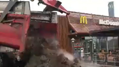 Dukung Israel McDonald’s Prancis Dihadiahi Satu Truk Kotoran Hewan