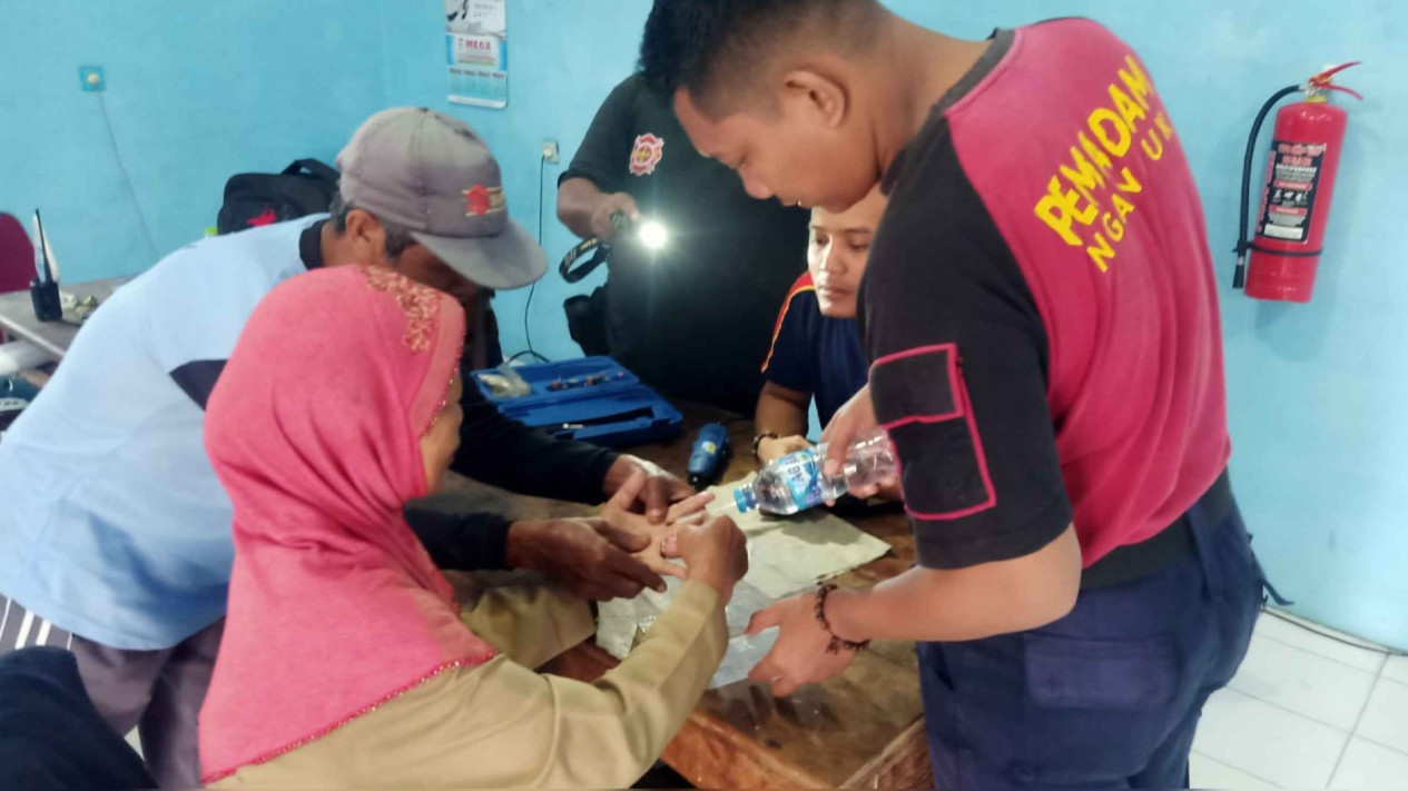 Cincin di Jari Nenek asal Nganjuk Tidak Bisa Dilepas, Damkarmat Lakukan Pertolongan
            - galeri foto